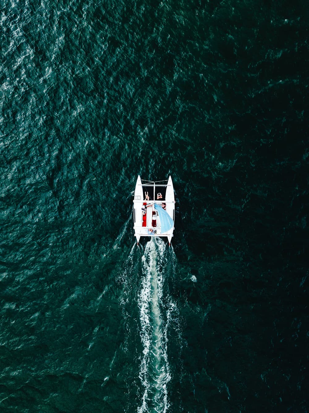 Foto aérea de un catamarán